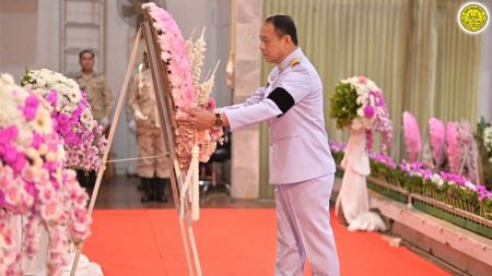 ร่วมพิธีถวายพวงมาลาเนื่องในวันปิยมหาราช