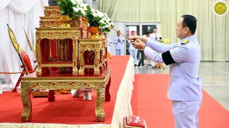 ร่วมพิธีวางพวงมาลาถวายราชสักการะ เนื่องในวันนวมินทรมหาราช