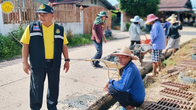 บูรณาการร่วมกับผู้นำชุมชนพร้อมด้วยประชาชน ร่วมกันทำความสะอาดรางระบายน้ำ