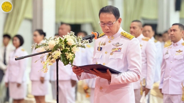 ร่วมพิธีถวายเครื่องราชสักการะและวางพานพุ่ม พิธีจุดเทียนถวายพระพรชัยมงคล