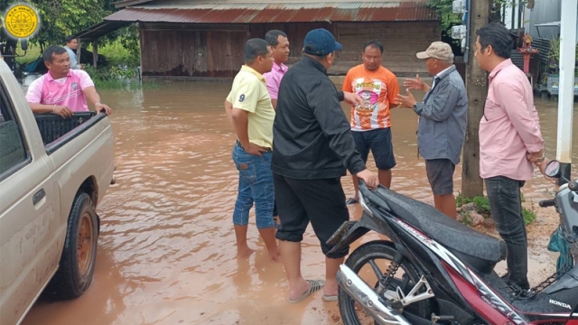 ลงพื้นที่เพื่อสำรวจความเสียหายบ้านเรือน ถนน ทางระบายน้ำ