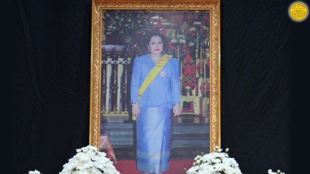 ร่วมพิธีถวายน้ำสรงพระบรมศพ เบื้องหน้าพระฉายาลักษณ์ สมเด็จพระนางเจ้าสิริกิติ์ พระบรมราชินีนาถ พระบรมราชชนนีพันปีหลวง