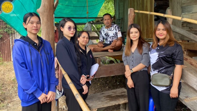 เยี่ยมและดูสภาพบ้านก่อนการรับงบประมาณในการปรับสภาพแวดล้อมที่อยู่อาศัยคนพิการ