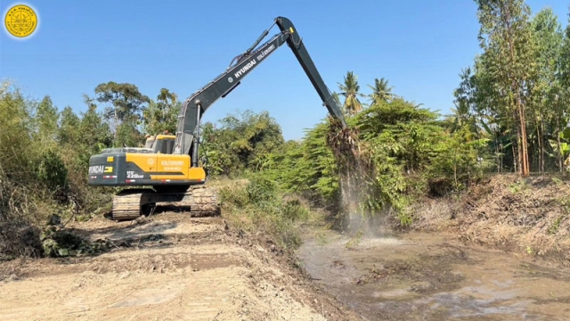 ขุดลอกผักตบชวาที่กีดขวางทางน้ำ แก้ไขปัญหาและบรรเทาความเดือดร้อนของประชาชน