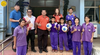 มอบลูกฟุตบอลและอุปกรณ์ ในการฝึกซ้อมกีฬาฟุตบอล ให้กับโรงเรียนบ้านบางลาด